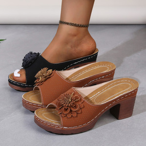 รองเท้าส้นสูงแบบเปิดนิ้วเท้าแฟชั่นประดับดอกไม้ ส้นหนา สายคาดเส้นเดียว สำหรับผู้หญิง ไซส์ 43 รุ่นใหม่รับซัมเมอร์ - Product Image 4