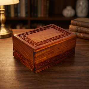 Urne funéraire en bois sculptée à la main avec finition naturelle, capacité de 30 pouces cubes, durable, design personnalisable pour les cendres d'un adulte - Product Image 1