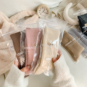 Chaussettes pour femmes Zenske Carape OEM en gros, de haute qualité, doublées de polaire, en laine épaisse, chaudes, roses, brodées d'un ours - Product Image 4