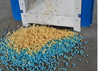 Machine de découpe verticale de mousse à prix d'usine pour granulation, broyage et déchiquetage de mousse carrée