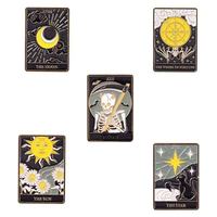 Großhandel Metall-Cartoon-Pins: Niedliche Tarot-Serie Broschen, personalisierte Mode-Sonnen-Mond-Stern-Taschen-Pins, Souvenir-Accessoires und Abzeichen