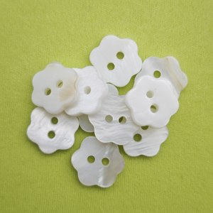 Bottoni Premium in Madreperla Bianca |   Bottoni in Conchiglia Naturale a Forma di Fiore con 2 Fori per Abbigliamento - Product Image 1