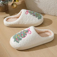 Pantoufles douillettes et moelleuses à motif sapin de Noël pour hommes et femmes