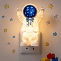 Veilleuse LED à brancher en forme d'astronaute de dessin animé, OEM, directement de l'usine, 360° ° Lampe de nuit pour chambre d'enfant à lumière douce et chaude avec prise rotative, vente en gros