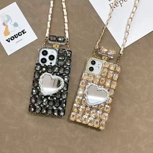 غطاء لحافظة زجاجة العطر لهاتف آيفون 15 برو ماكس غطاء محكم مع حزام رباط غطاء هاتف فاخر ثلاثي الأبعاد مرصع ببلورات الماس وحجر الراين - Product Image 3