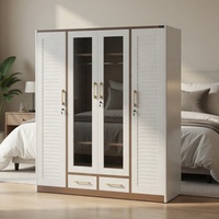 Armoire de chambre contemporaine avec portes miroir, panneaux à persiennes et poignées élégantes dorées
