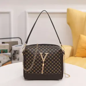 Bolso cuadrado pequeño de moda para mujer con estampado de anillos, cadena decorativa en forma de V, para llevar al hombro o bajo el brazo, con forro interior. - Product Image 5