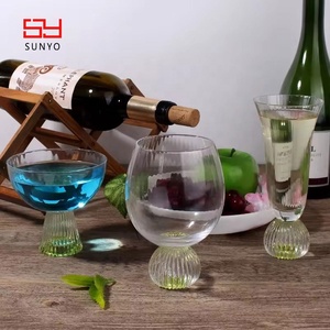 Ensemble de verres à vin en <span class=keywords><strong>verre</strong></span> fantaisie de style <span class=keywords><strong>médiéval</strong></span> vintage, à pied épais, à fond rond, vert et rayé - Product Image 6