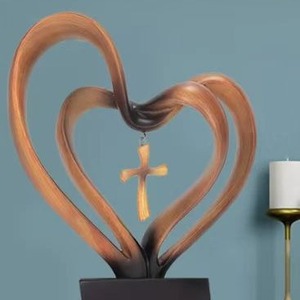 Adorno de resina en forma de corazón con colgante de cruz, decoración artística para el hogar y el escritorio, regalo artesanal para amigos y compañeros de clase - Product Image 3