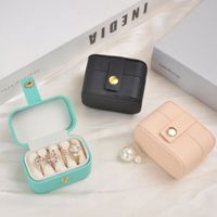 Petite boîte à bagues rectangulaire en cuir grainé avec couvercle, sangle élastique, coussin en perles, compartiments pour bagues et boucles d'oreilles, cadeau d'anniversaire pour meilleures amies