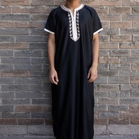 Robe traditionnelle musulmane en polyester respirant, Jubba Thobe Thawb pour hommes arabes, grande taille, longueur au sol, coupe ample, brodée, noire