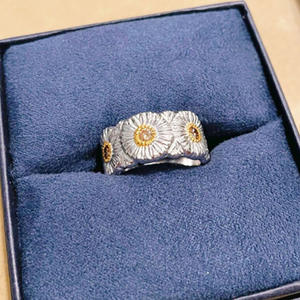 Anello da cocktail con fiore Q383 per donna, gioiello regalo con zirconi cubici creati in laboratorio e montatura a griffe - Product Image 4