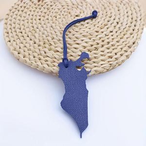 Colgante de cuero PU con mapa de Oriente Medio, accesorio de llavero estético y moderno - Product Image 2