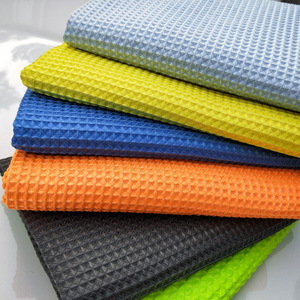 Serviette de lavage de voiture en microfibre pour usage quotidien, 300 GSM, 40x40 cm, tissu de nettoyage gaufré nid d'abeille pour vitres et intérieur de voiture - Product Image 3