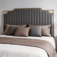 Ensemble de meubles de chambre à coucher en bois moderne avec LED intégrées, design capitonné, fonctionnalités personnalisées et grand rangement pour maison moderne, hôtel, appartement