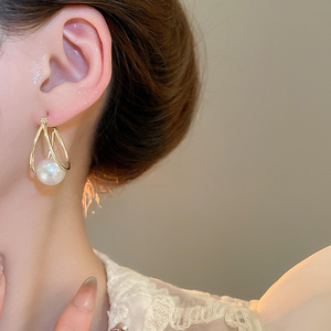 European and American Smooth <strong>U</strong>-<strong>shape</strong> Pearl Retro Versatile Light Luxury High-end Niche Fashion Wholesale Stud <strong>Earrings</strong> for Women - Product Image 2