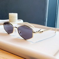 Lunettes de soleil polygonales tendance pour femme, monture en alliage, protection UV, détails diamant, pour voyage et plage, de créateur, vente en gros