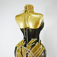 Robe de scène de luxe pour femme, design exclusif, ornée de strass dorés, avec corset en maille noire micro-élastique et armatures, pour spectacle de haute couture
