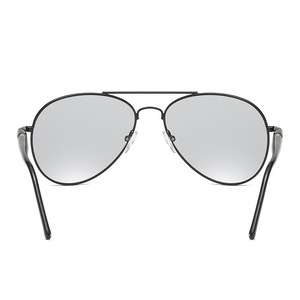 Gafas de sol estilo aviador para hombre, lentes de resina polarizadas fotocromáticas, 100% protección UV, antideslumbrantes, ligeras y cómodas - Product Image 3