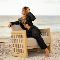 Ensemble de chaises de jardin en teck massif de style nordique pour patio, villa, cour; Conception personnalisable inspirée des designers, pour un moment de détente.
