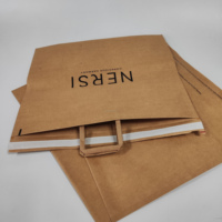 Sacs en papier kraft brun écologiques en matériaux recyclés pour l'emballage de vêtements avec un design luxueux, bandes faciles à déchirer et poignées