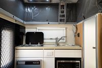 Camping-car de voyage tout-terrain, caravane de camping, fourgon de camping tout-terrain, design intérieur luxueux, caravane de voyage