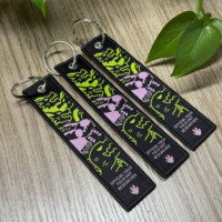 Porte-clés avec étiquette tissée personnalisée Porte-clés en tissu personnalisé avec logo de texte brodé Mousquetons et porte-clés promotionnels OEM ODM