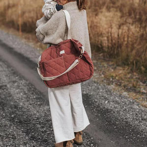Sac à bandoulière matelassé en coton pour maman et bébé, avec logo personnalisé, pour le voyage, organisateur de couches, sac fourre-tout pour usage quotidien, vente en gros - Product Image 2