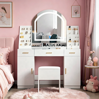 Coiffeuse blanche avec miroir LED cintrée, grands tiroirs de rangement, armoires, étagères à maquillage, poignées dorées et tabouret pour chambre à coucher