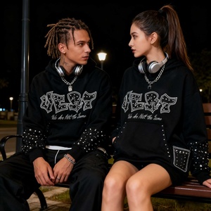 Hoodie unisexe personnalisé, coupe ample et courte, style streetwear vintage, délavé et vieilli, épais, avec broderie de strass et imprimé graphique - Product Image 3