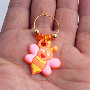 Anneau décoratif en PVC souple en forme de <span class=keywords><strong>petite</strong></span> abeille pour verre à vin, idéal pour les dîners, <span class=keywords><strong>la</strong></span> classification des étiquettes rouges, <span class=keywords><strong>la</strong></span> création de bijoux DIY, style punk, modèle JB02 - Product Image 4