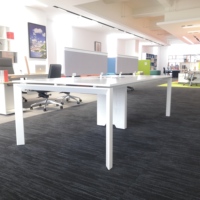 Poste de travail de bureau modulaire extensible et convertible moderne pour 4 personnes, avec cadre métallique et tiroir de rangement