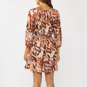 Vestido corto de manga larga con cuello en V, estampado retro-chic, personalizado, de rayón prelavado suave, para playa. - Product Image 3