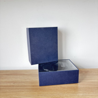 Caja de papel moderna de dos piezas con panel de visualización transparente y un sofisticado acabado azul marino para el embalaje de productos electrónicos y dispositivos tecnológicos.