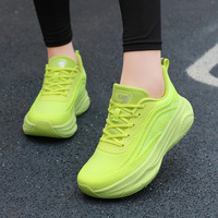 Sepatu Pasangan Impor Model Baru Wanita Bahan Mesh Bernapas untuk Sneakers dengan Tali Pengikat Gaya Korea Sol Lembut Ringan