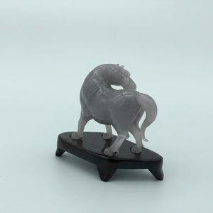 งานฝีมือแก้วมูราโน่เป่ามือรูปม้า ของตกแต่งรูปสัตว์สีเขียวบนฐานไม้ - Product Image 4