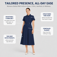 Robe d'uniforme médical élégante à manches courtes avec encolure structurée et ceinture à anneau en D, pour infirmières et personnel de spa, personnalisable avec logo