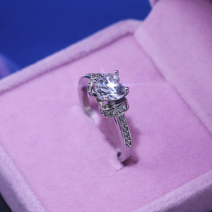 Elegante Anello di Fidanzamento Classico da Donna per Matrimoni, Feste e Anniversari, Accessorio Moda per Mani - Product Image 5