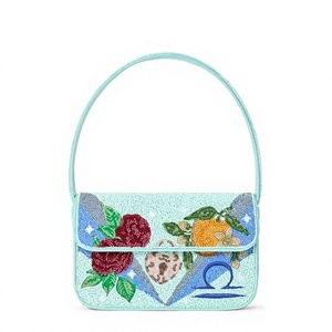 Sac bandoulière en toile blanc à bordure rouge, motif sportif tendance, élégant avec broderie ski, forme rectangulaire - Product Image 2