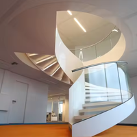Escalier courbé intérieur sur mesure avec garde-corps en verre de sécurité
