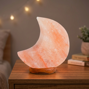 Lámpara de Sal del Himalaya con Diseño Personalizado OEM, Forma de Luna 2025, Base de Madera 100% Hecha a Mano, Técnica de Tallado con Esmalte Natural - Product Image 1