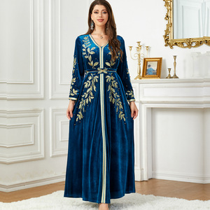 Abaya Lunga Invernale in Velluto con Motivo Floreale, <span class=keywords><strong>Abbigliamento</strong></span> Islamico, Vestito Arabo Ricamato per Donne Musulmane di Dubai - Product Image 2