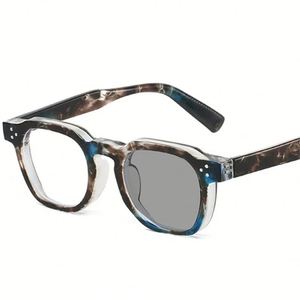 แว่นตาเปลี่ยนสีวินเทจ รุ่นโลโก้คัสตอม 2026 ทรงเหลี่ยมหลายเหลี่ยม พร้อมหมุดตกแต่ง ป้องกันแสงสีฟ้า เปลี่ยนสีได้ตามสภาพแสง สำหรับผู้ชายและผู้หญิง - Product Image 1