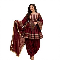 Robe longue en velours bordeaux avec broderies et perles, manches chauve-souris, style bohème, coupe ample, idéale pour les fêtes