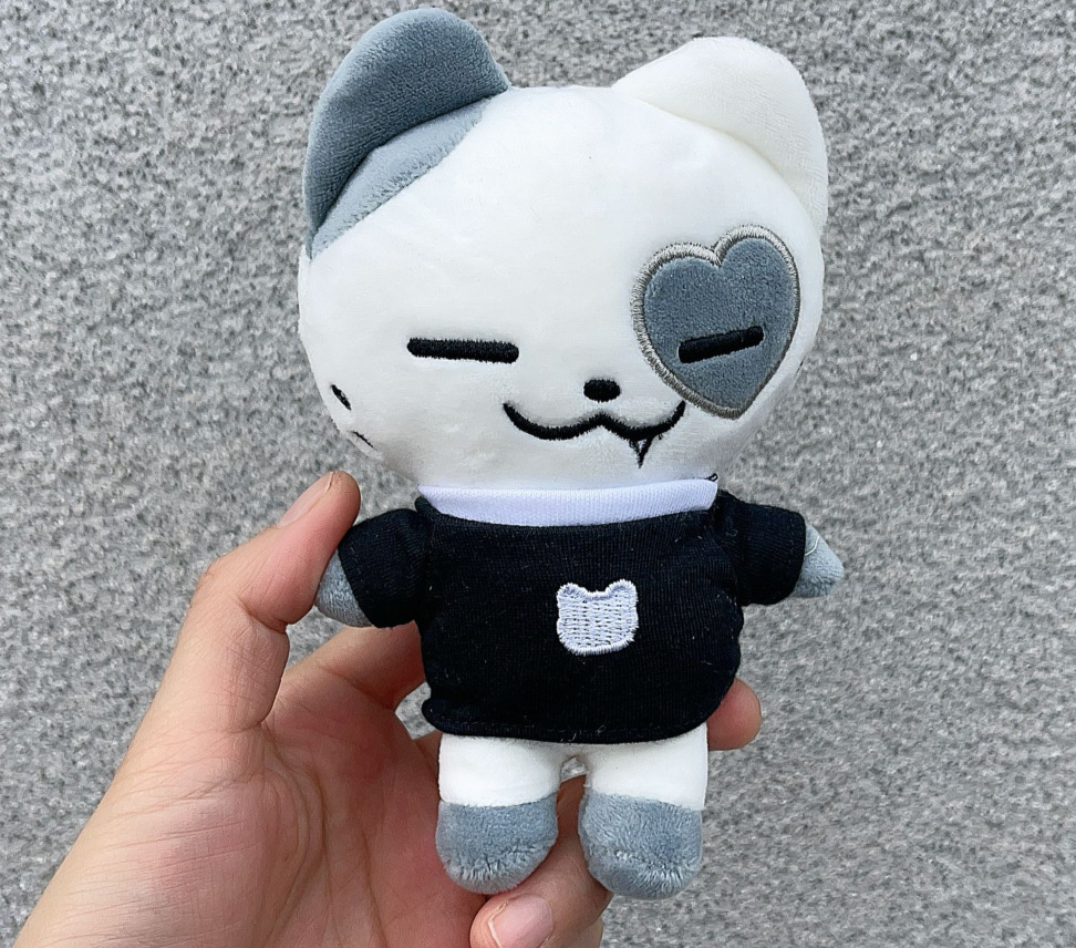 Bambola nera grigia e bianca