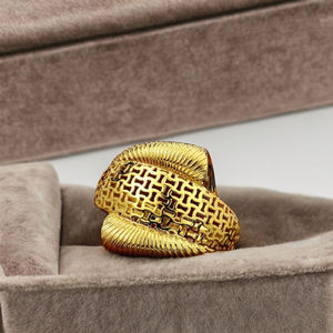 Bague large en or de luxe pour femmes, élégante bague en or de créateur avec motif texturé, parfaite pour les mariages, les fêtes et le port quotidien - Product Image 1