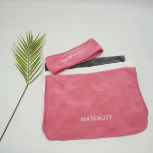 Un conjunto de toalla facial de spa y Diadema facial toallas de spa de lana de coral con logotipo impreso personalizado