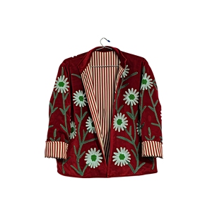 Veste de sport en velours rouge tissé de luxe pour femmes |   Manteau d'hiver style bohème |   Vêtements d'extérieur écologiques haut de gamme - Product Image 3