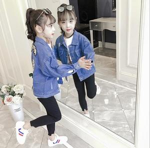 Chaqueta vaquera de manga larga para niña, estilo otoñal, con agujeros y estampado en la espalda, diseños bordados de flores grandes, para compras en línea - Product Image 4