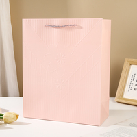 Sacs cadeaux classiques de luxe en papier kraft gaufré avec estampage à chaud doré et poignée en corde pour promotion, mariage, emballage de Noël